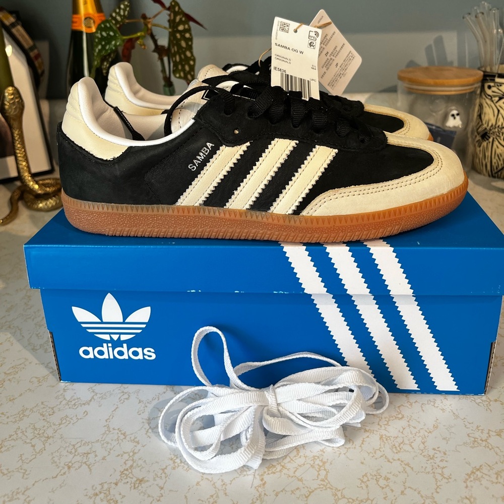New in box women’s size 7 Adidas Samba OG W in black and Wonder White.